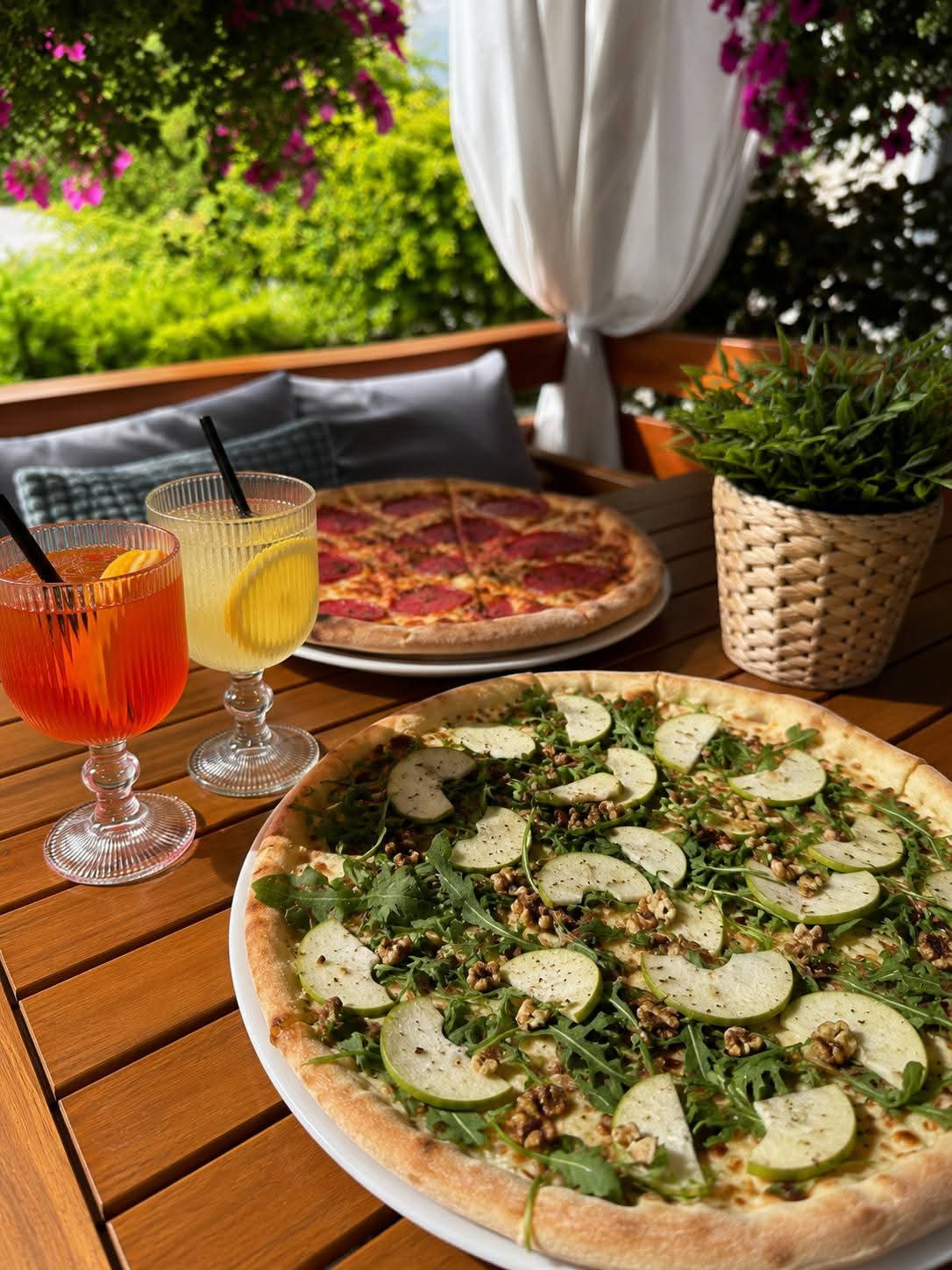 Pizza Włoska z gruszką, rukolą i orzechami oraz lemoniady na letnim tarasie pizzerii Bursztynowo